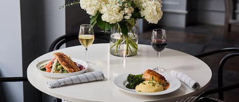 Serveert ontbijt, lunch, diner, regionale gerechten