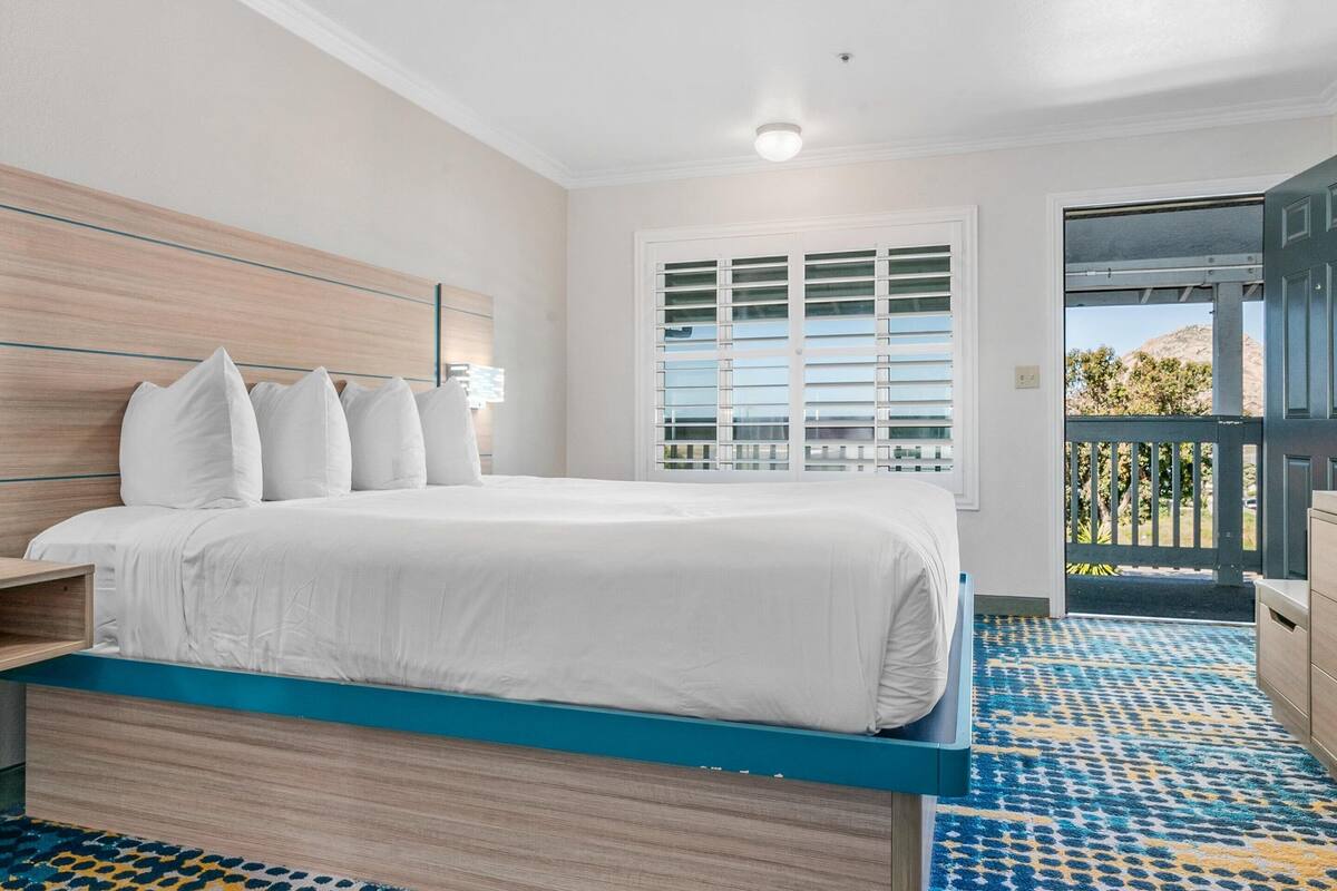 Standard Room, 1 King Bed, Refrigerator & Microwave | Premium bedding, pillowtop beds, soundproofing, iron/ironing board
