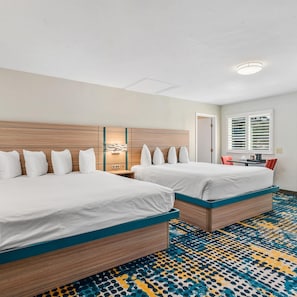 Standard-huone (2 King Beds) | Ylelliset vuodevaatteet, pillowtop-patjalliset sängyt, äänieristys