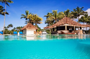 2 szabadtéri medence, napernyők és napozóágyak