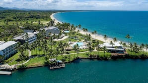 Un resort con playa, piscina y vista al océano.
