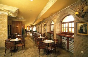 供应早餐、午餐和晚餐,室外就餐