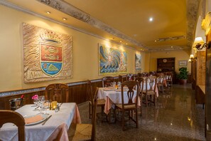 Petit déjeuner et déjeuner servis sur place, restauration en plein air 