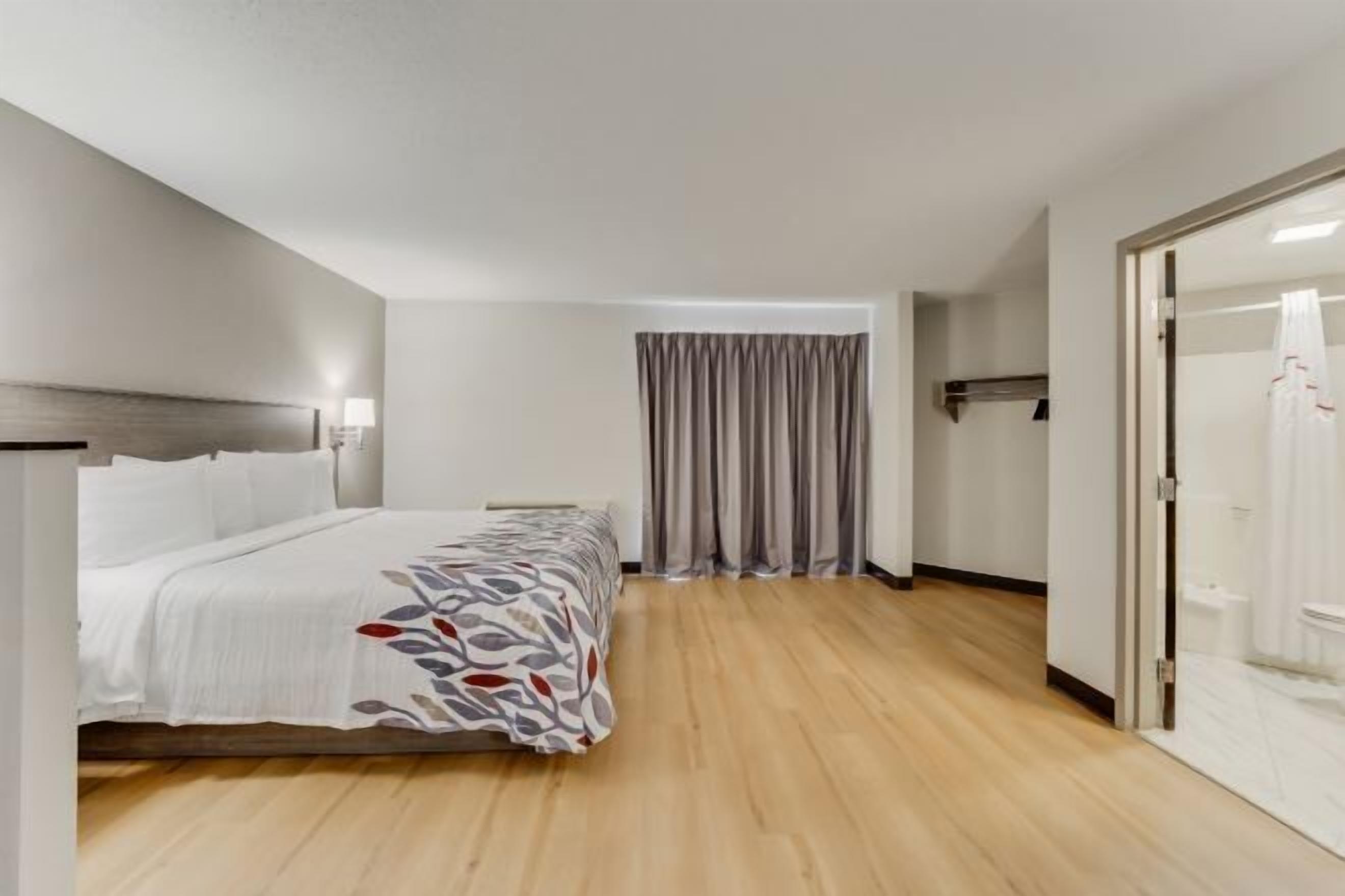 Escritorio, espacio para trabajar con laptop y cortinas blackout 