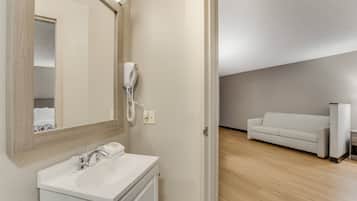 Standard Suite, 1 King Bed with Sofa bed, Non Smoking | Bathroom