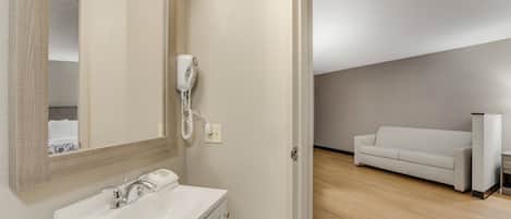Suite Standard, 1 très grand lit et 1 canapé-lit, non-fumeur | Salle de bain | Ensemble baignoire-douche, articles de toilette (gratuits)
