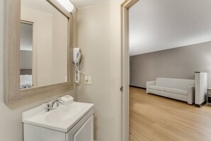 Suite estàndard, 1 llit de matrimoni gran i sofà llit, no fumadors | Bany | Combinació de dutxa i banyera i articles de tocador gratuïts 