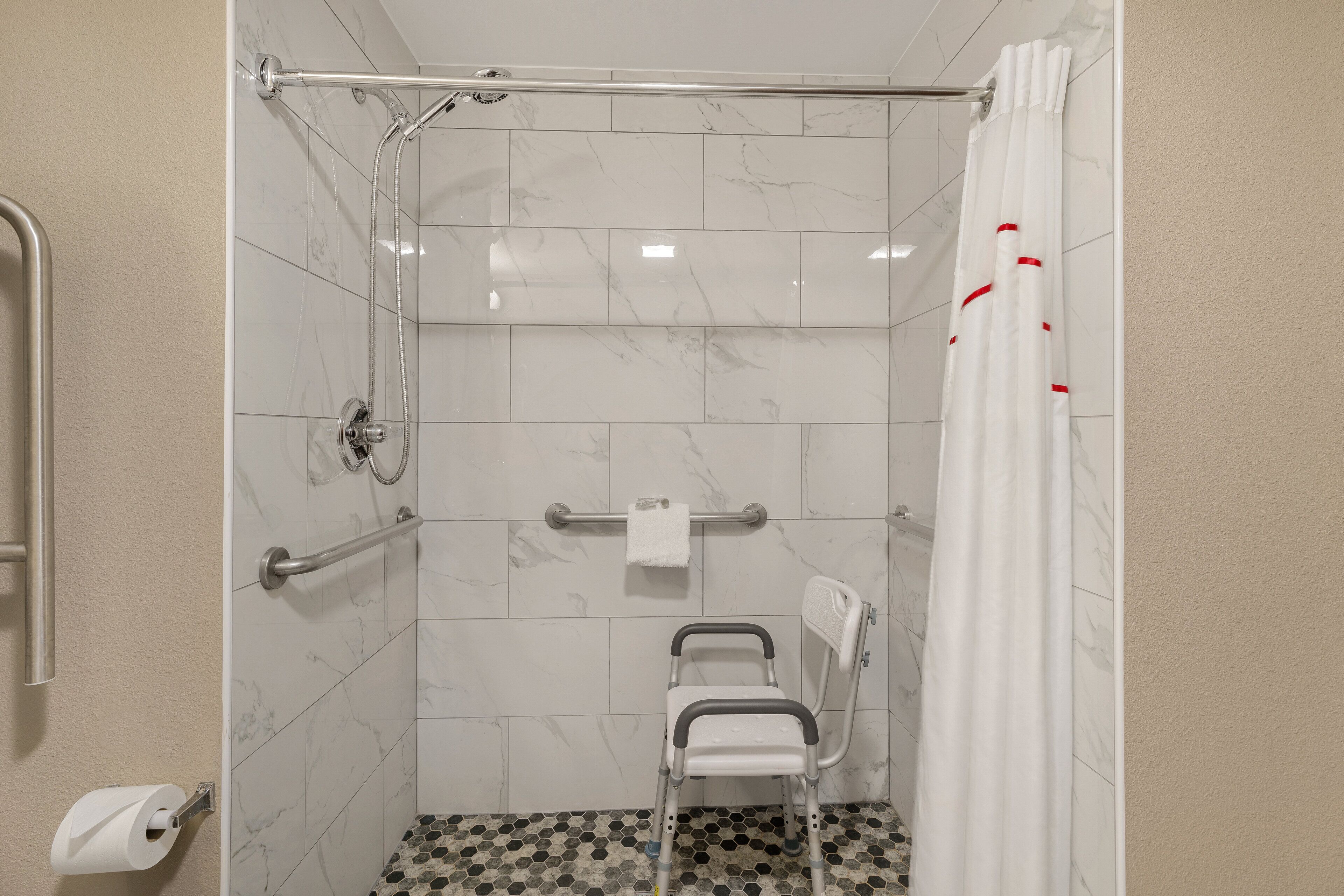 standard room, 1 king bed, accessible, non smoking | bathroom | combined shower/bathtub, free toiletries, hair dryer, towels