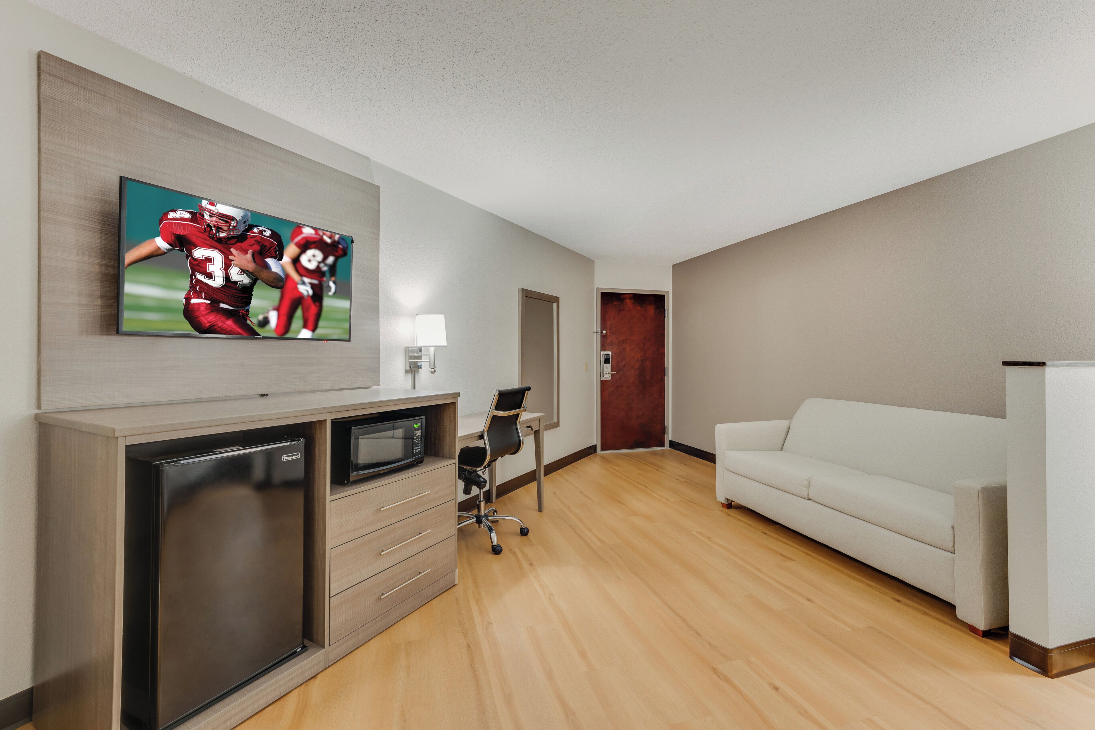 Suite Standar, 1 Tempat Tidur King dengan tempat tidur Sofa, Bebas Asap Rokok | Meja kerja, ruang kerja ramah laptop, dan tirai kedap cahaya