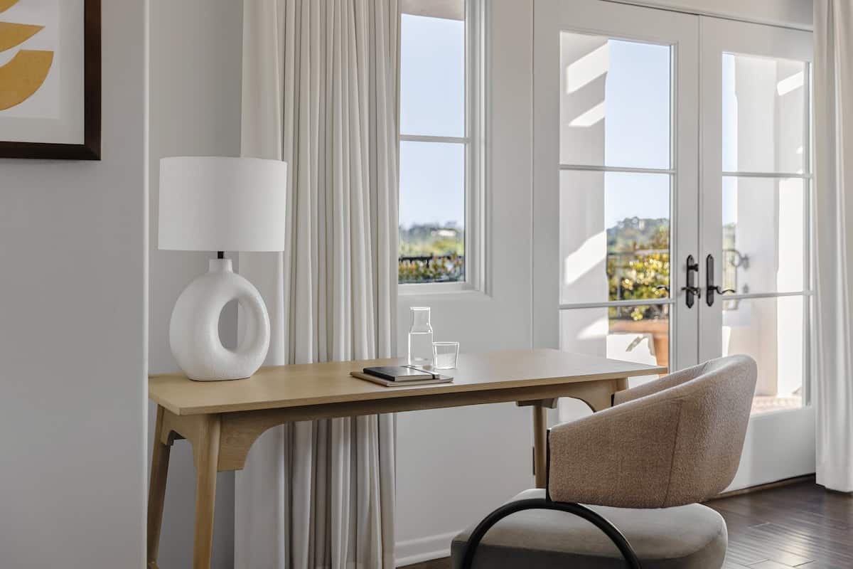 Suite, 1 King-Bett, barrierearme Badewanne (Canary) | 1 Schlafzimmer, italienische Bettbezüge von Frette