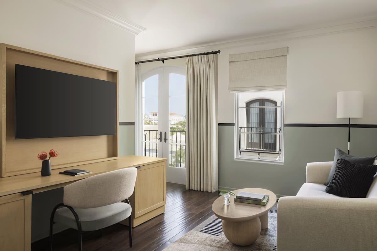 Studio Suite, 1 King Bed, Balcony (Juliet Balcony)