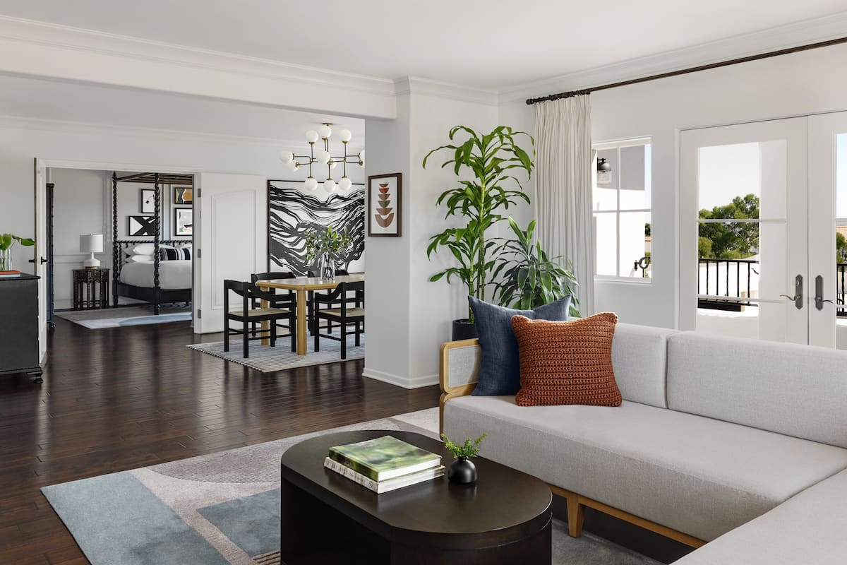 Suite, 1 King Bed, Accessible (Canary)