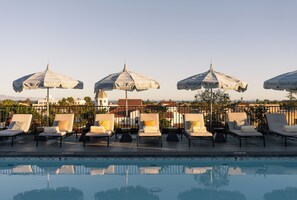 室外游泳池，07:00 至 23:00 开放，日光浴躺椅