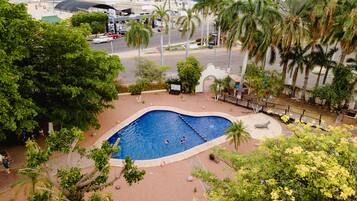 สระว่ายน้ำกลางแจ้งเปิดตามฤดูกาล, เก้าอี้อาบแดดริมสระ