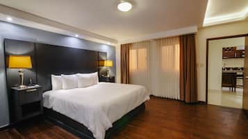 Suite, 1 King Bed, Non Smoking, Microwave | In-room safe, desk, blackout curtains, free WiFi