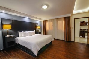 Suite, 1 Tempat Tidur King, Bebas Asap Rokok, microwave | Brankas, meja kerja, tirai kedap cahaya, dan Wi-Fi gratis