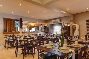 Melayani sarapan, makan siang, makan malam; dengan santap malam alfresco