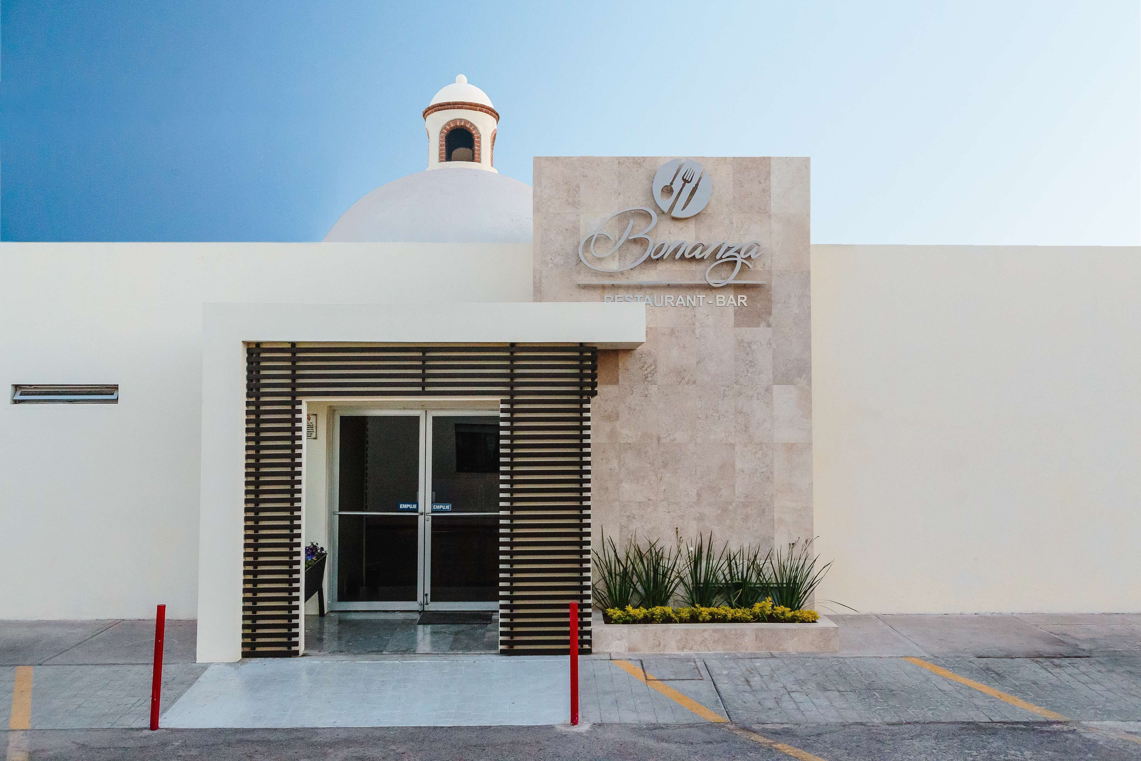 供应早餐、午餐和晚餐，国际美食，室外就餐