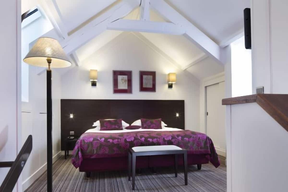 Premium bedding, in-room safe, desk, soundproofing