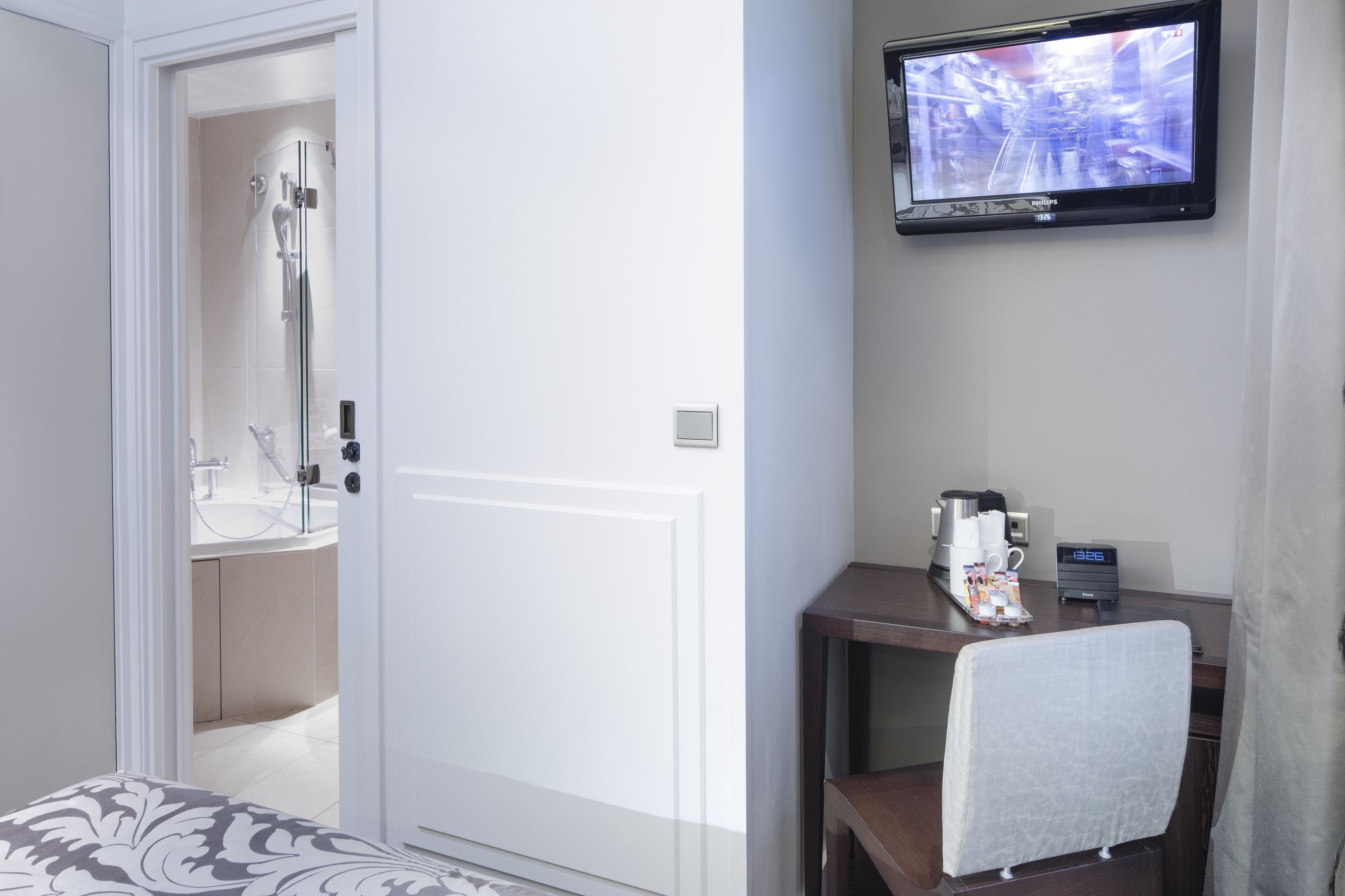 standard room | premium bedding, in-room safe, desk, soundproofing