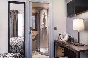 经典客房 | 高档床上用品、客房内保险箱、办公桌、隔音