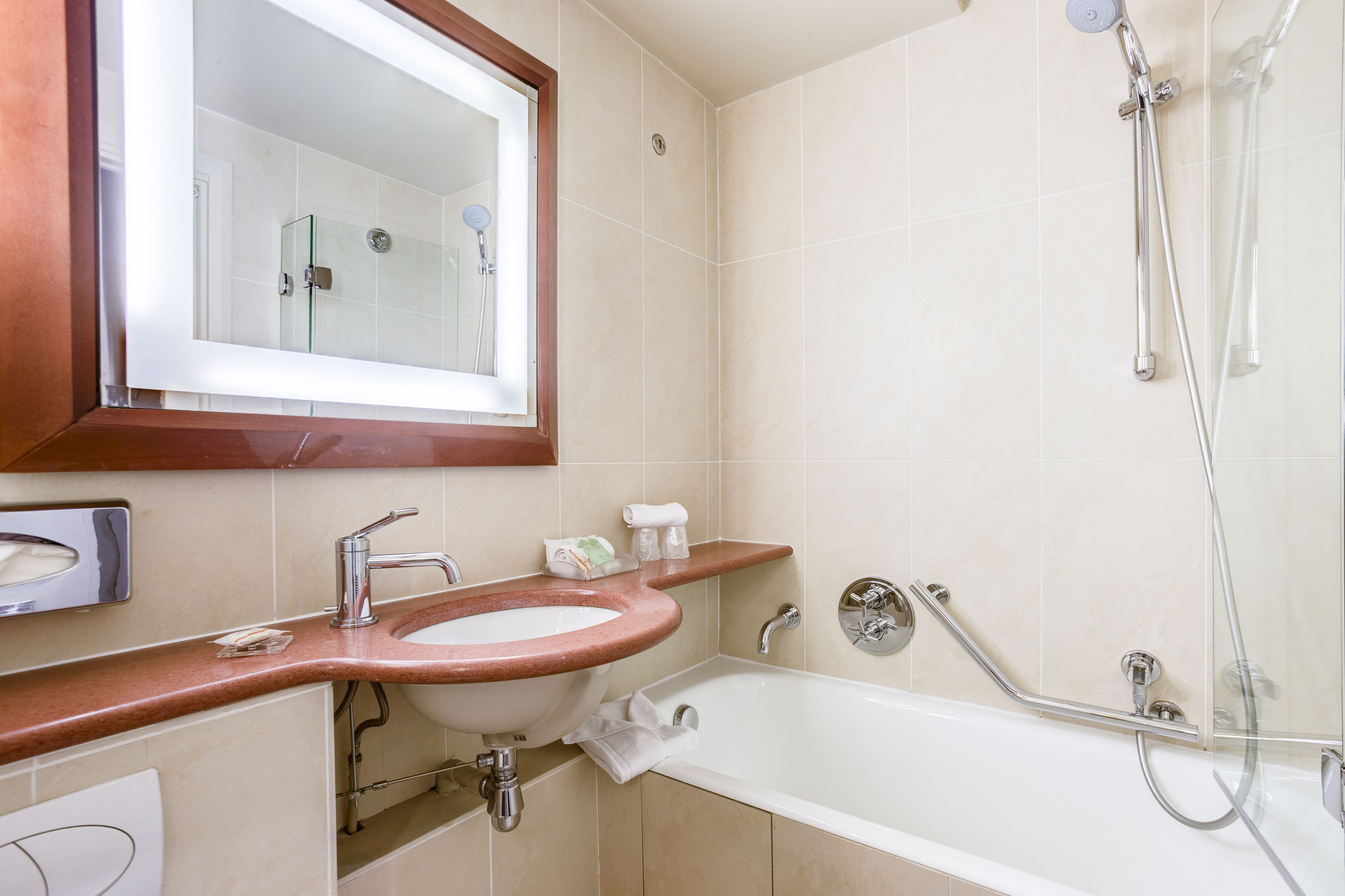 combined shower/bathtub, hair dryer, towels