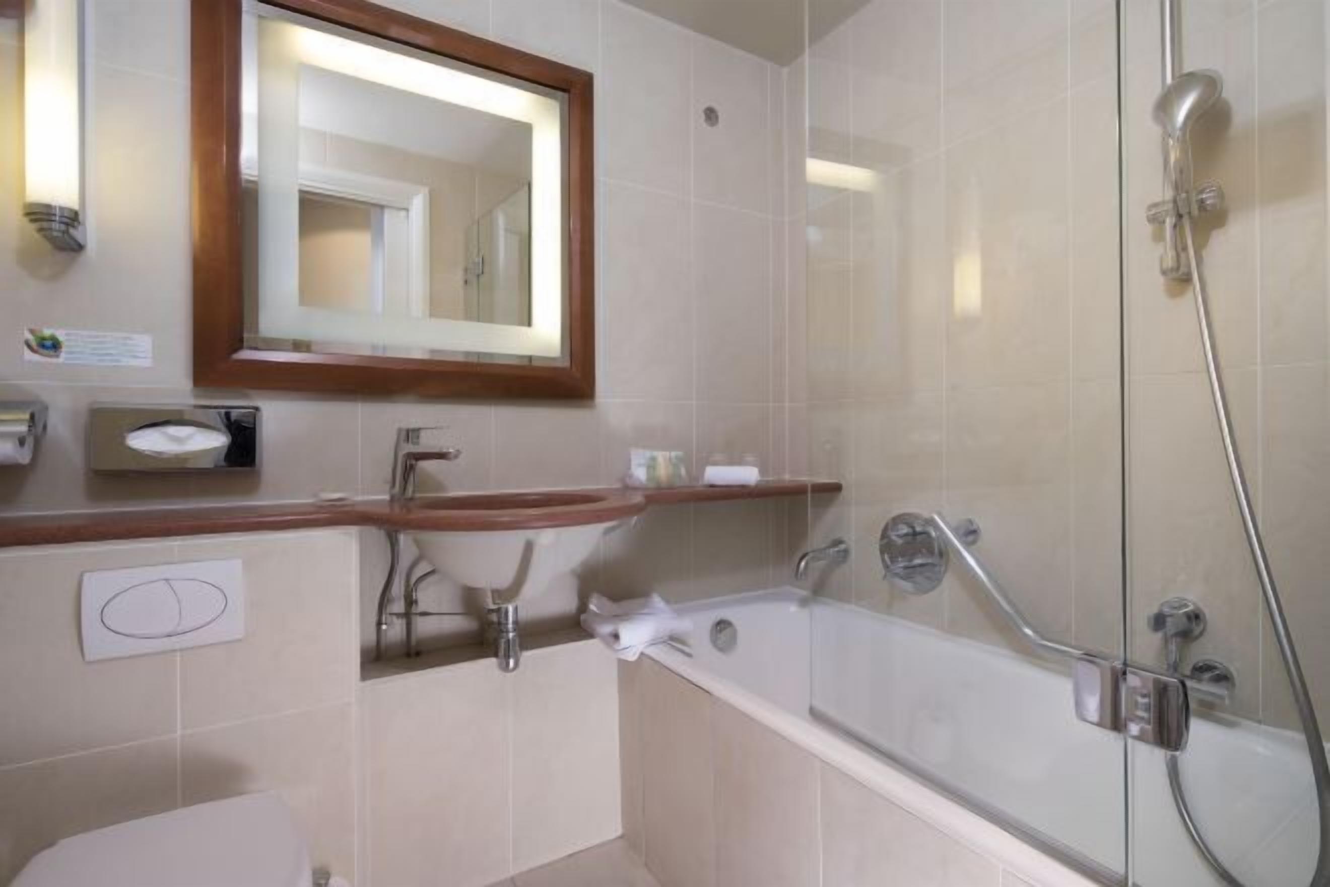 Bathroom | Combined shower/tub, hair dryer, towels