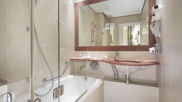 Combined shower/bathtub, hair dryer, towels