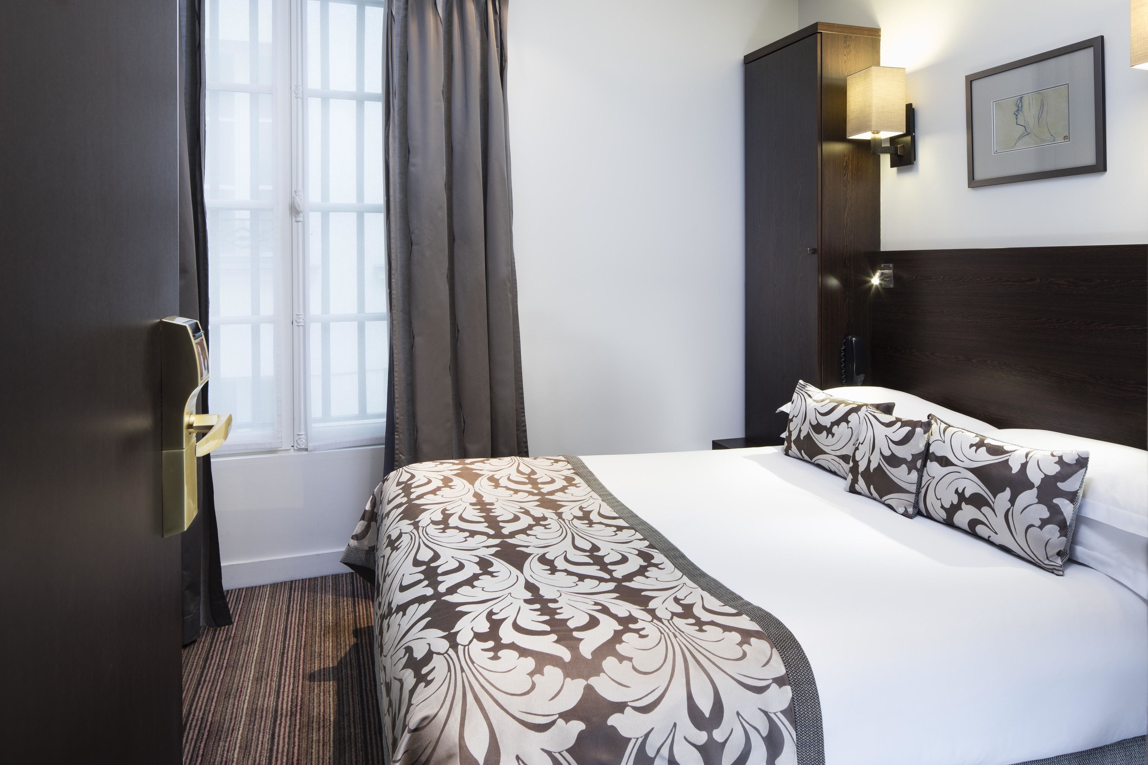 premium bedding, in-room safe, desk, soundproofing