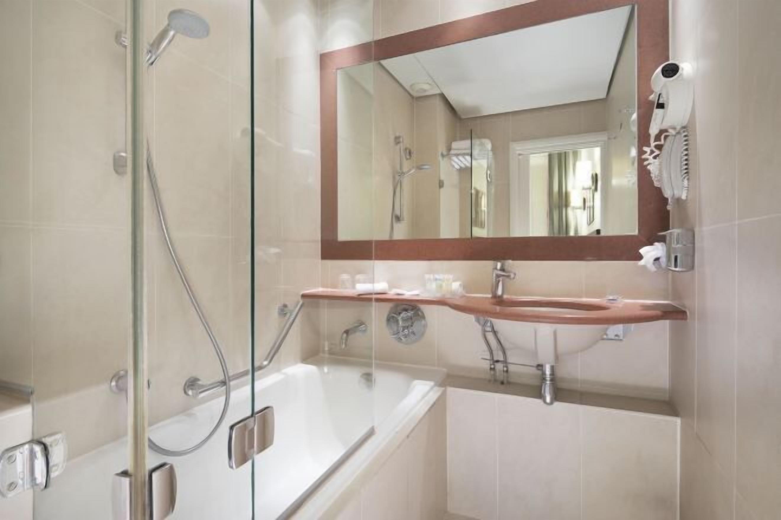 Combined shower/tub, hair dryer, towels