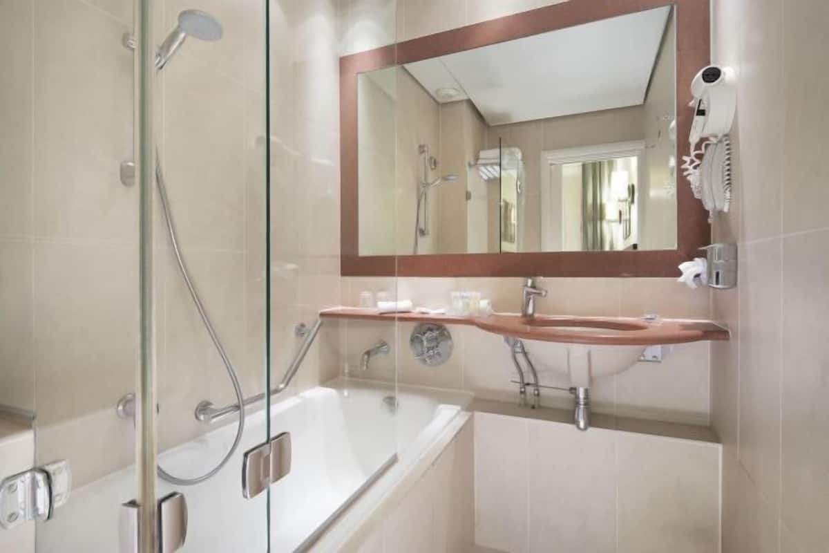 Combined shower/tub, hair dryer, towels