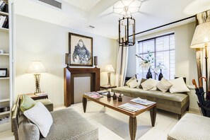 Coin salon dans le hall