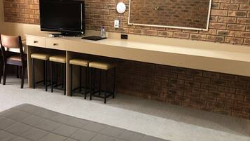 Lakens van Egyptisch katoen, een bureau, verduisterende gordijnen