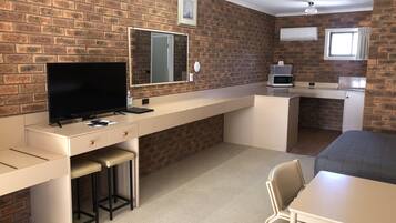 1 bedroom, Egyptian cotton sheets, desk, blackout curtains