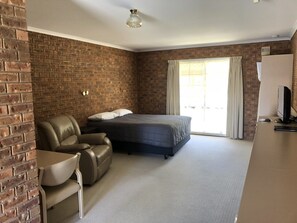 Egyptian cotton sheets, desk, blackout drapes, soundproofing - Settlement Motor Inn, Deniliquin (Deniliquin)