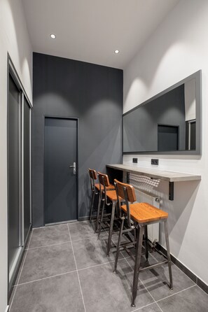 冰箱、微波爐、咖啡機/沖茶器、兒童餐椅