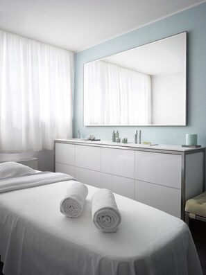 Sauna, hot tub, steam room, body treatments, aromatherapy
