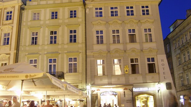 Un edificio storico con un cartello di un hotel ben visibile, numerose finestre e dettagli architettonici classici.