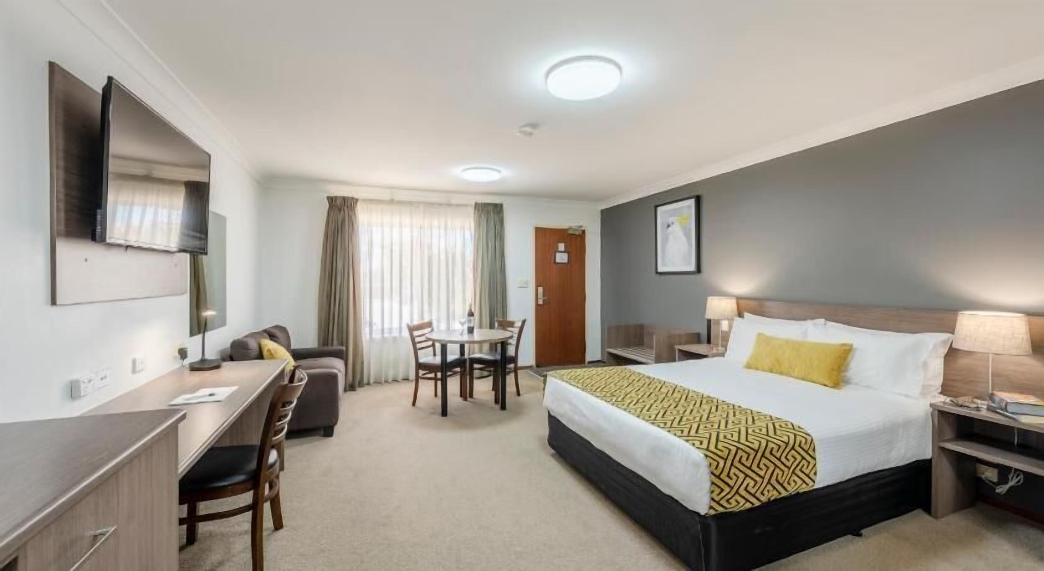 Premium bedding, minibar, desk, blackout curtains