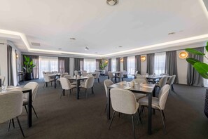 Breakfast and dinner served