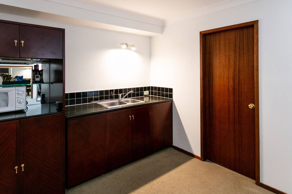 family room, 1 single bed, non smoking, kitchenette | private kitchenette | fridge, microwave, coffee/tea maker, electric kettle