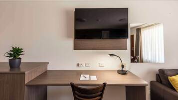 Executive Room, Multiple Beds, Non Smoking, Ground Floor | Room amenity