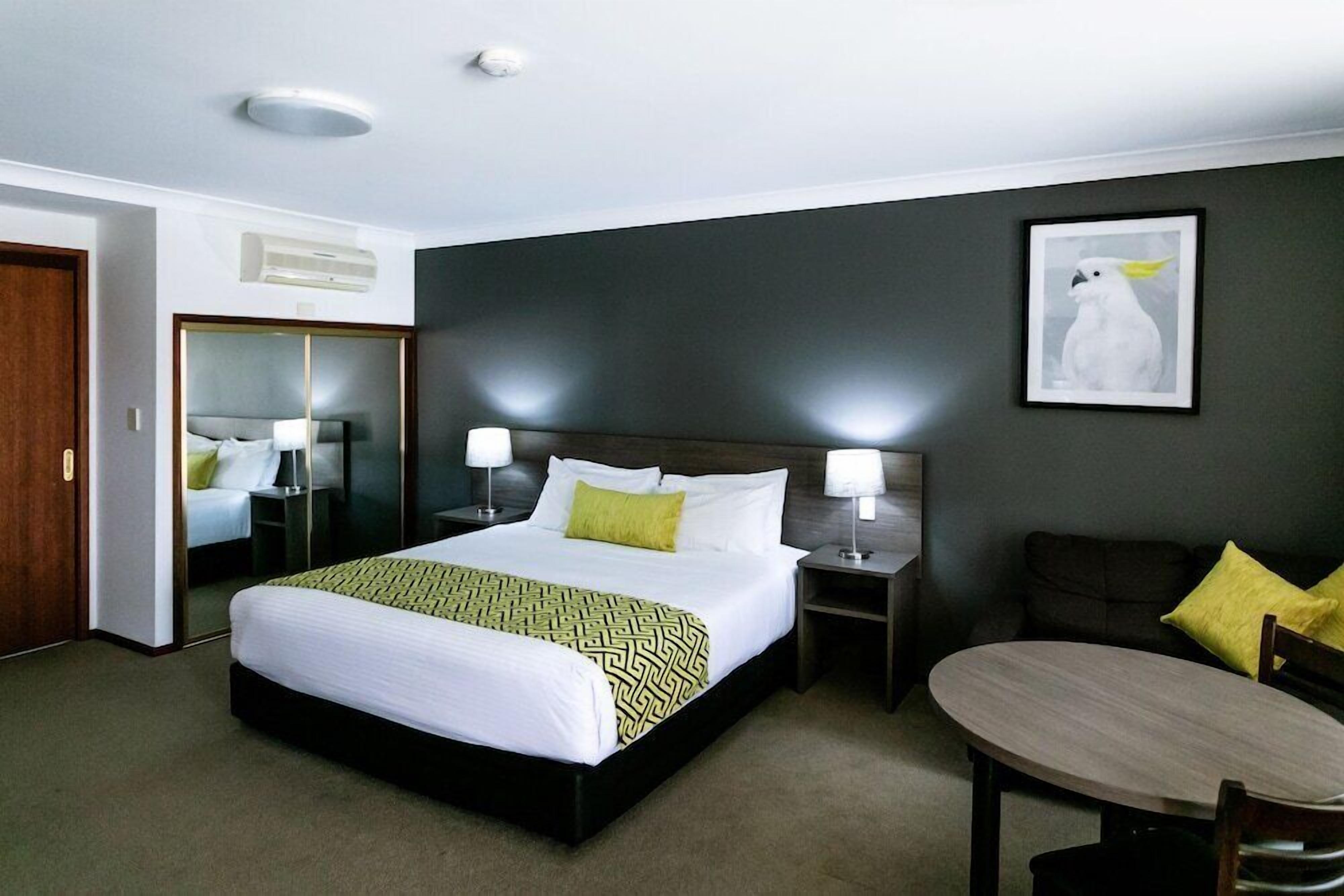 Premium bedding, minibar, desk, blackout drapes