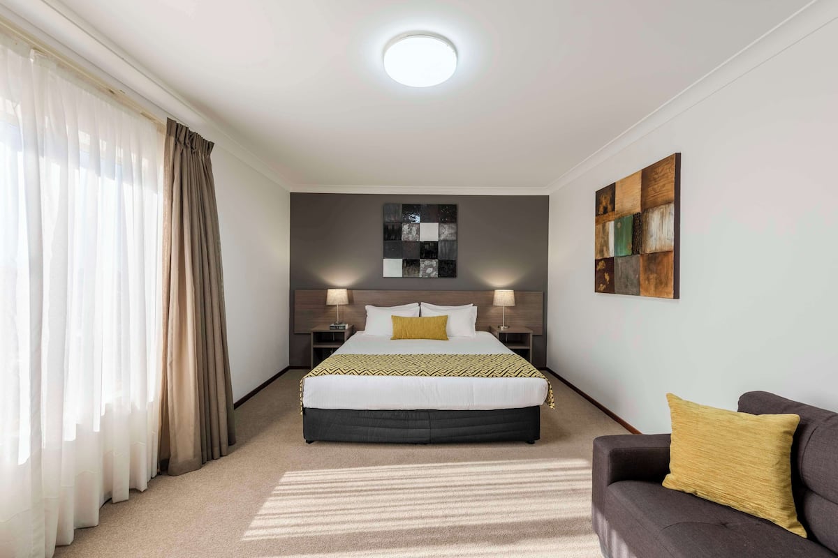 Suite, 1 King Bed, Non Smoking (Dining Table) | 1 bedroom, premium bedding, minibar, desk