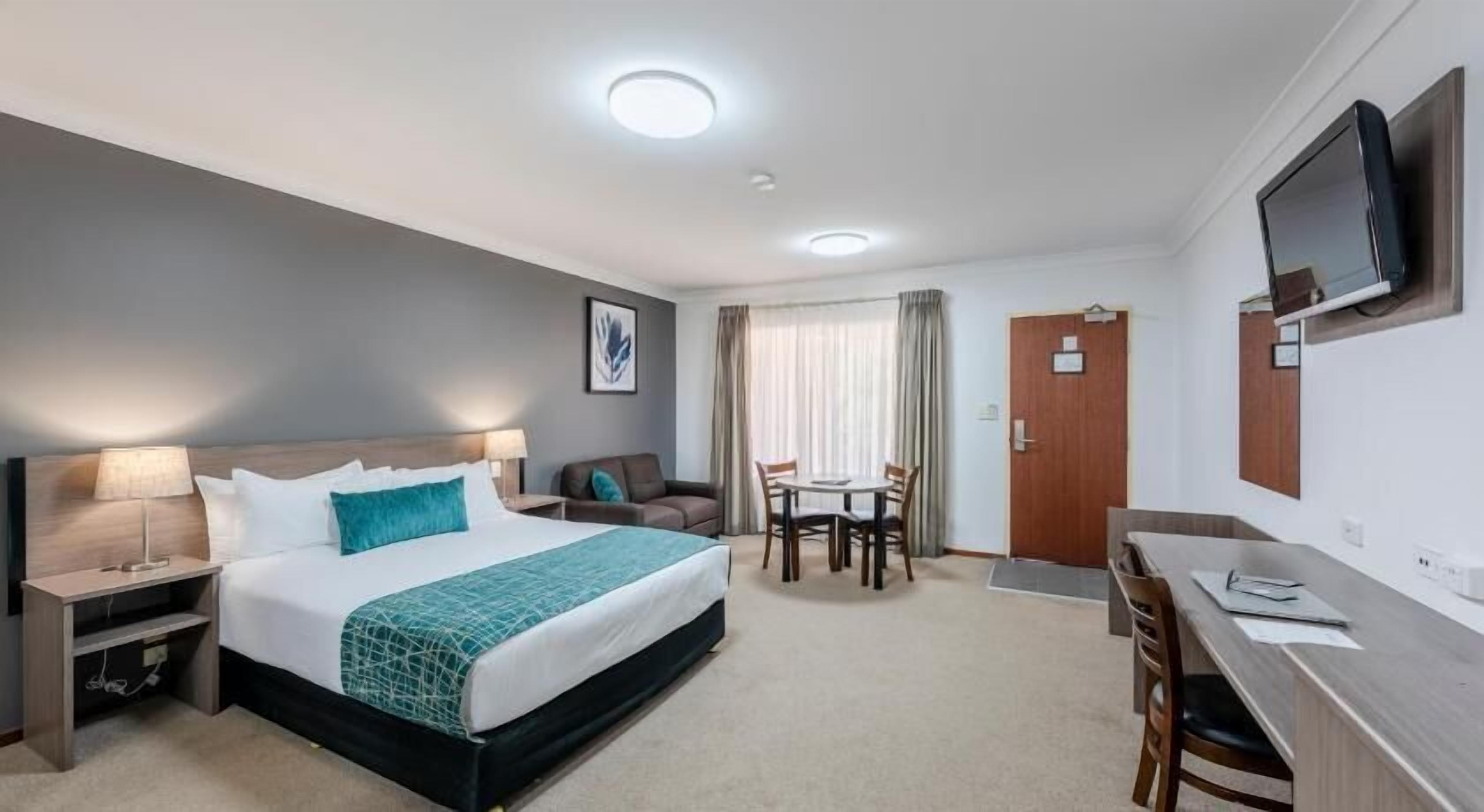 Premium bedding, minibar, desk, blackout curtains