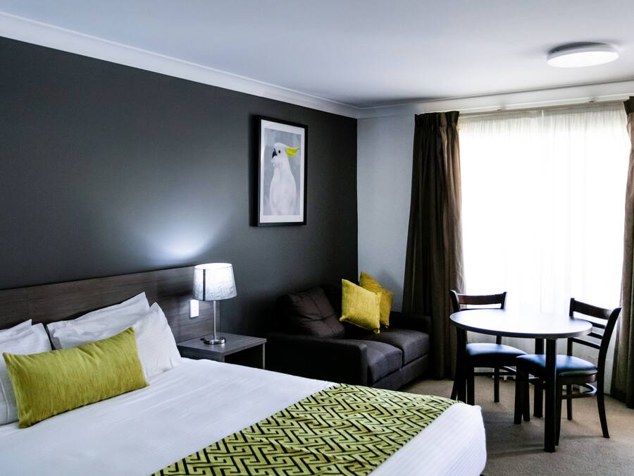 Suite, 1 King-Bett, Nichtraucher (Dining Table) | Hochwertige Bettwaren, Minibar, Schreibtisch, Verdunkelungsvorhänge