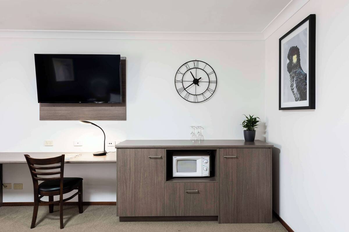 superior room, 1 king bed, non smoking, jetted tub | room amenity