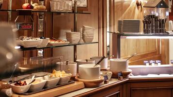 Un buffet con diversi cibi e utensili.