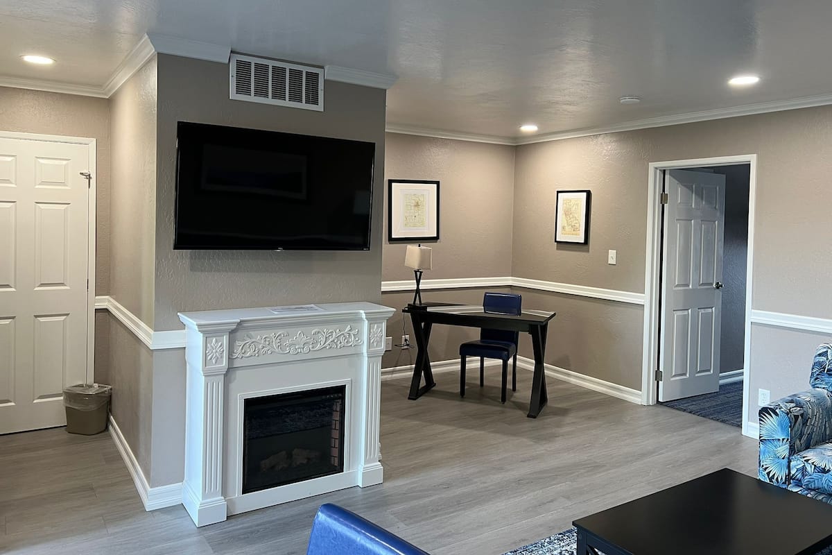 Cottage | Living area | 40-inch TV with cable channels