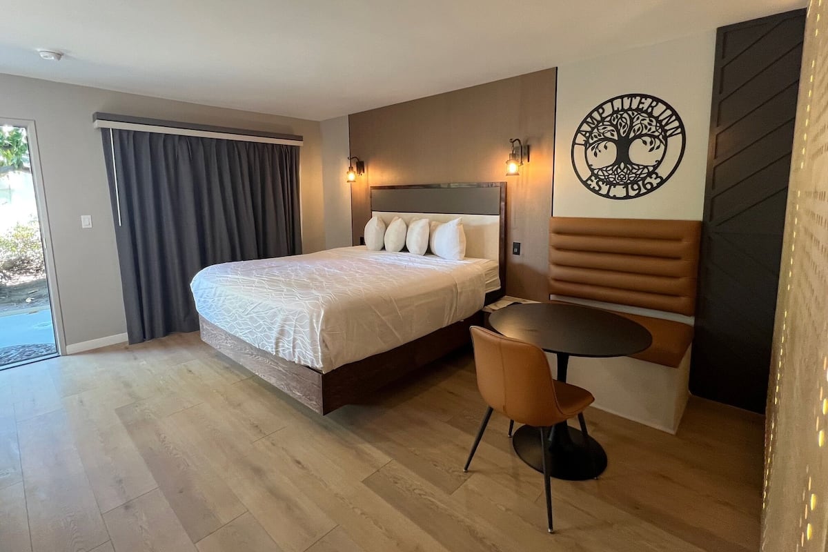 Premium Single Room | 1 bedroom, desk, laptop workspace, blackout drapes